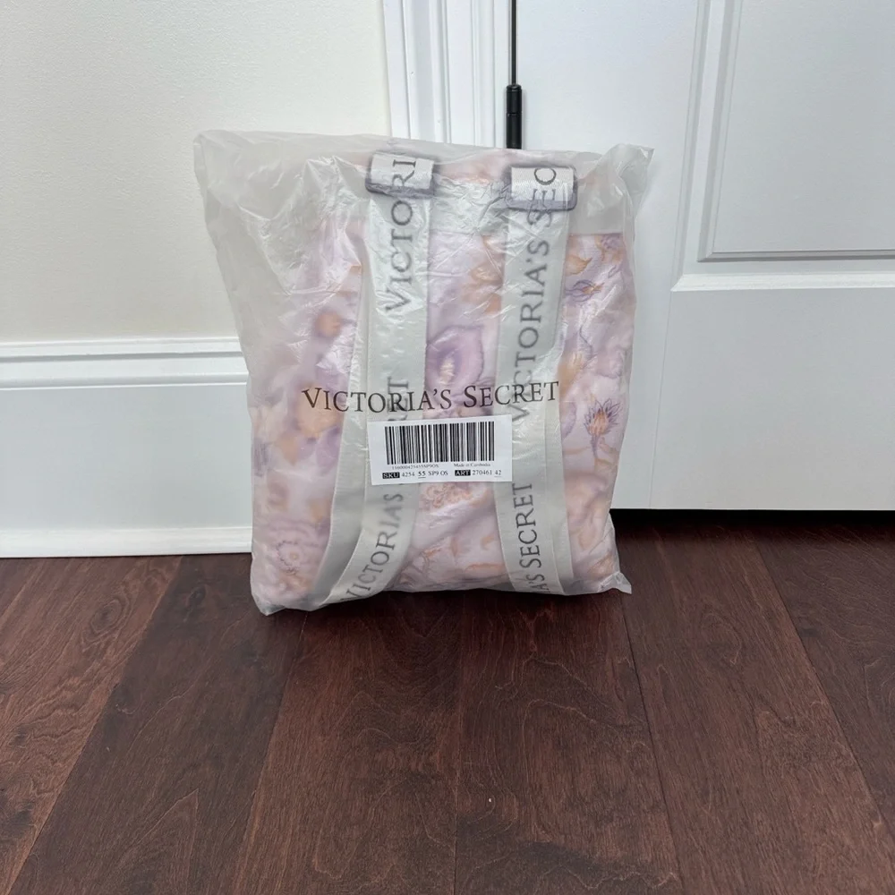 NEW Beach Towel Backpack Convertible Victoria’s Secret, Purple Flowers
